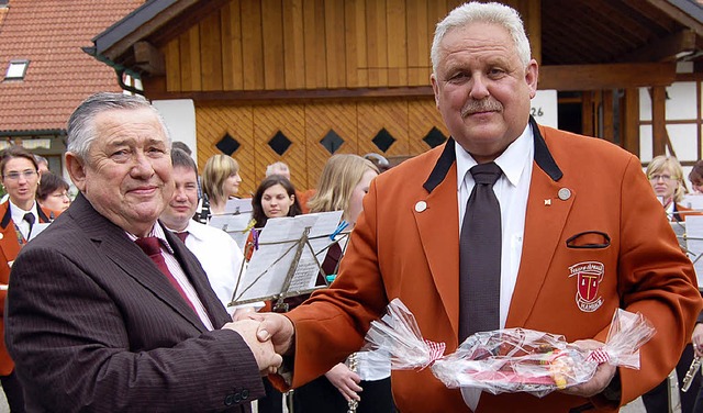 Vorsitzender Einar Decker gratulierte ...musikalisch zu seinem 70. Geburtstag.   | Foto: Paul Berger