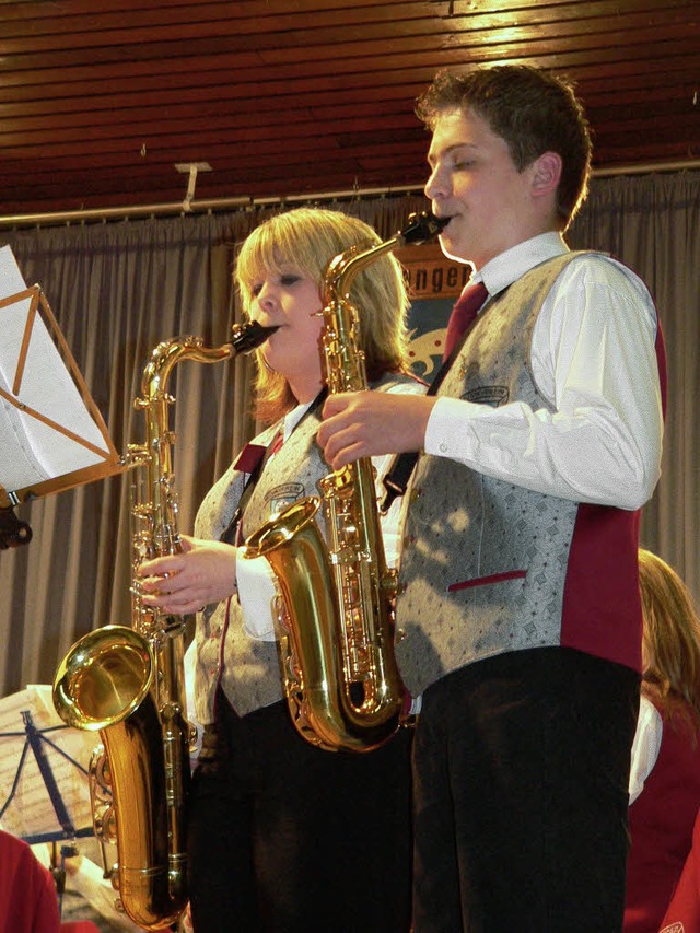 Andrea Jckh und Maximilian Schaffrinn...ppelkonzert  bei  ihren Saxofon-Soli.   | Foto: Georg Diehl