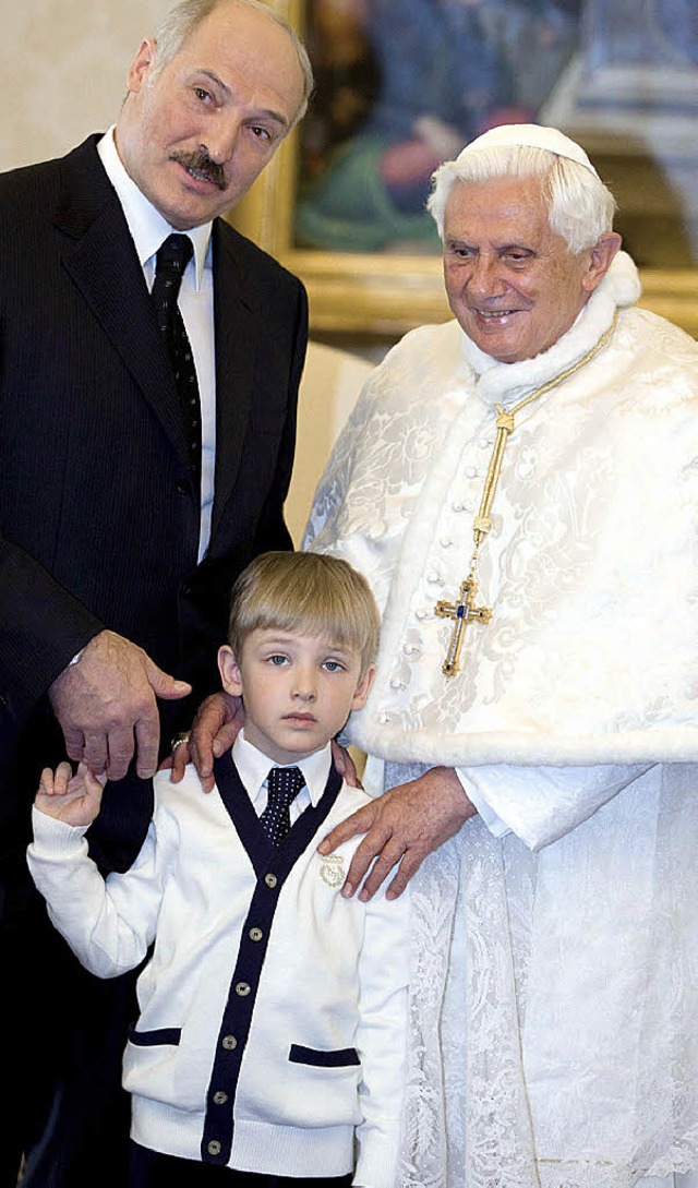 Lukaschenko und sein Sohn Kolja gestern bei Benedikt XVI.  | Foto: dpa