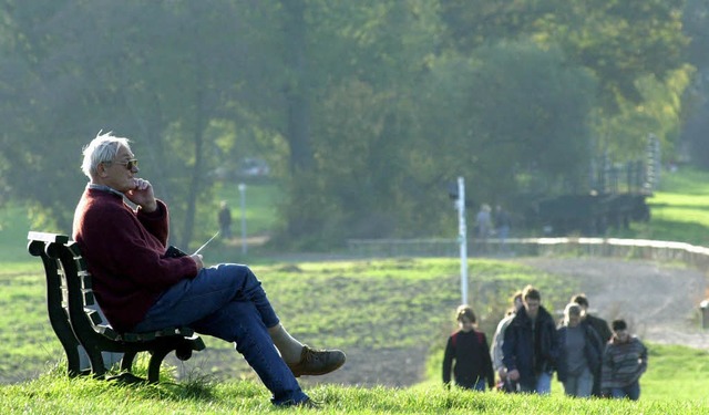 Gelassen geniet dieser Rentner  den T...rise kann er ohnehin   nichts tun.      | Foto: ddp