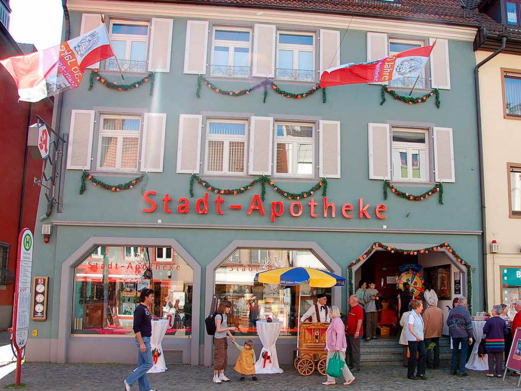 Die Stadt-Apotheke Waldkirch feierte ihr 250-jhriges Bestehen mit Sekt und berraschungen fr die Kunden und deren Kinder.