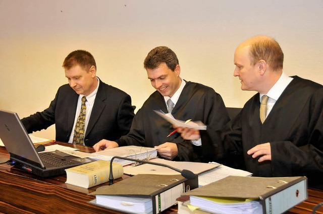 Der Angeklagte Reinhold Hutter und sei...g und Dominik Hammerstein (von links).  | Foto: Ingo Schneider
