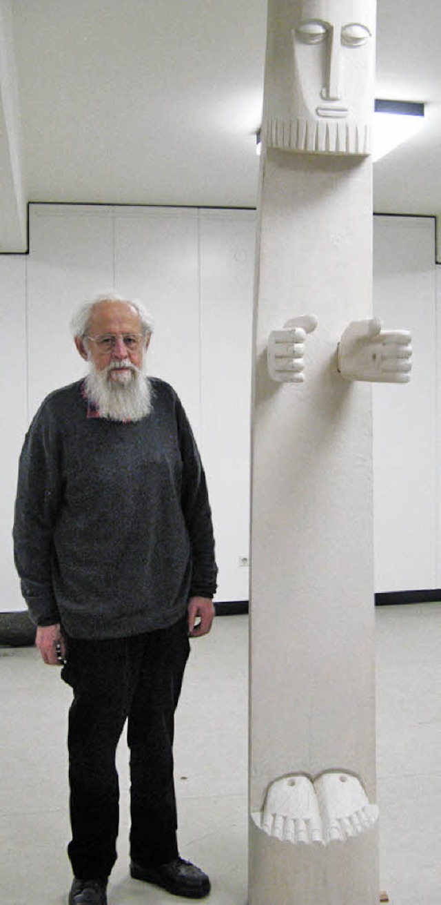 Franz Gutmann neben der  Stele &#8222;Rabuni &#8211; der Auferstandene&#8220;.  | Foto: EE