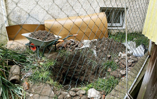 Dort sollte die Leiche verschwinden: d... Quadratmeter groe Grube im Hinterhof  | Foto: DPA