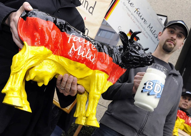 Die Bauern protestieren wegen geringer Milchpreise.   | Foto: DPA