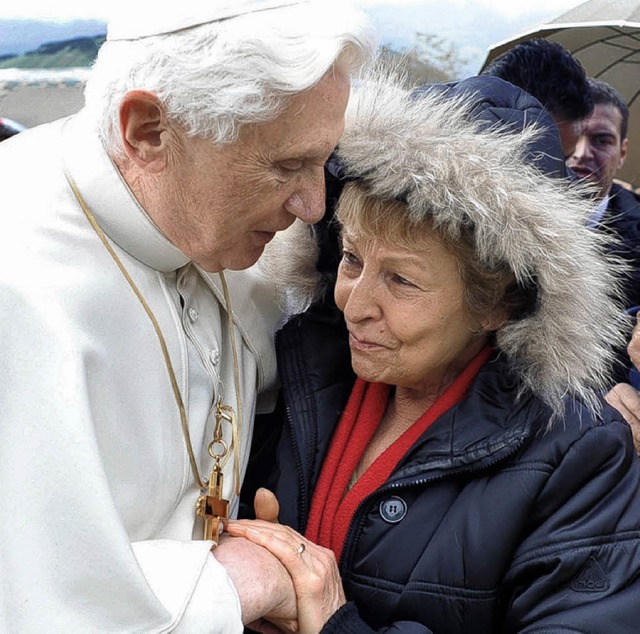 Der Papst zeigt sich volksnah: Trost fr eine Bewohnerin der Erdbebenregion  | Foto: AFP