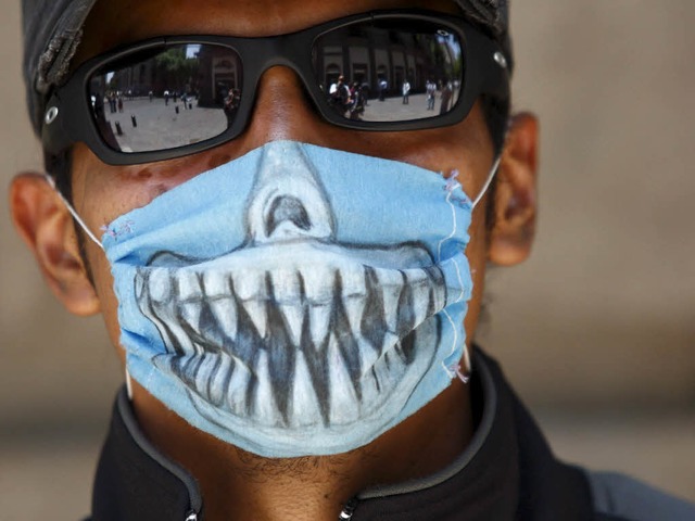 Mittlerweile malen sich einige Mensche... Schutzmasken mit lustigen Motiven an.  | Foto: dpa