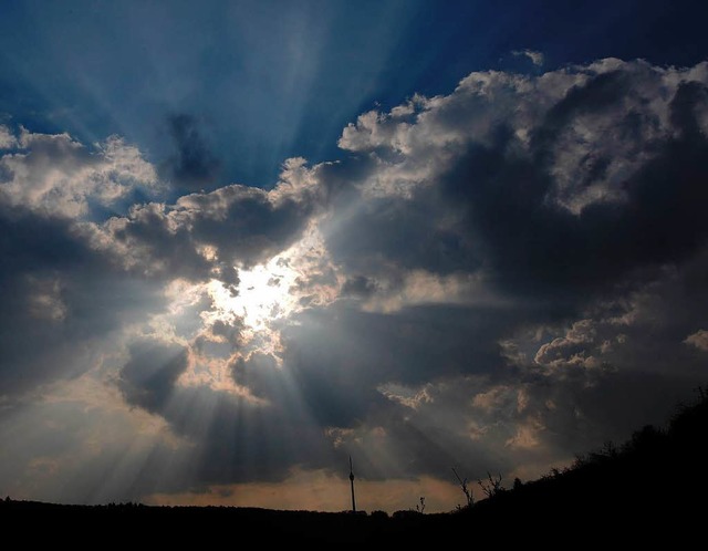 Sonne und Wolken im Wechsel bestimmen das lange Wochenende.  | Foto: dpa