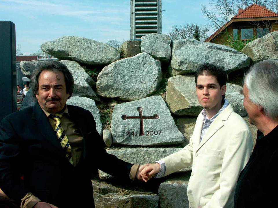 Anfang April 2007 haben Johann Traber ...ndstein für die Gedenkkapelle gelegt.   | Foto: voigt
