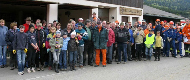 Annhernd 100 Personen beteiligten sic...rnau an der Aktion Saubere Landschaft.  | Foto: Ulrike Spiegelhalter