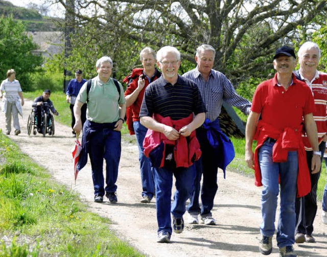 Wandern macht gute Laune: Die Familien...ioneller Teil des Mai- und Weinfestes.  | Foto: Roland Vitt