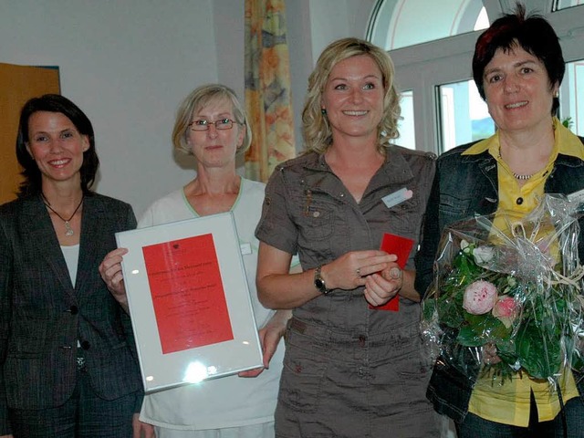 Rita Schwarzelhr-Sutter (von links) ...raun. Rechts Heimleiterin Rosa Wiesler  | Foto: Brigitte Chymo