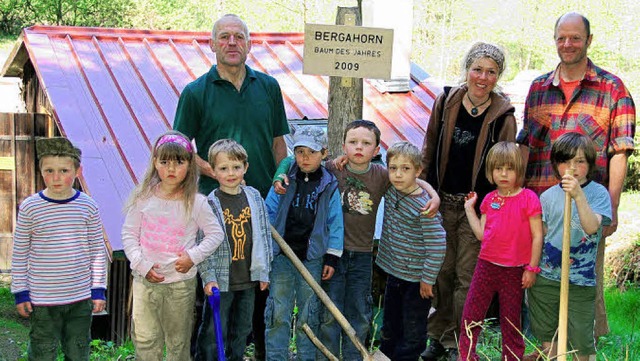 Forstrevierleiter Bernhard Friedmann, ...kindern vor dem Baum des Jahres 2009.   | Foto: privat