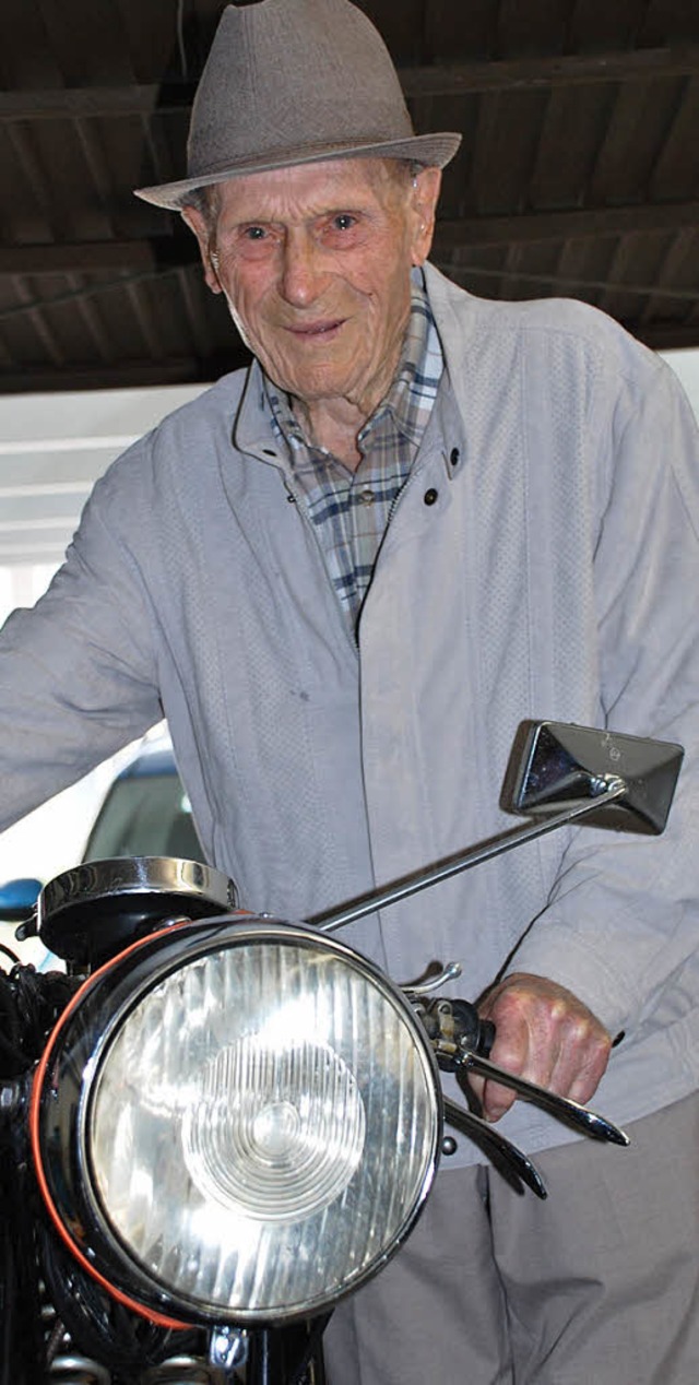 Kurt Dinauer liebt Motorrder. Seit 19... die alte Horex auf seinem Lebensweg.   | Foto: Tolsdorf