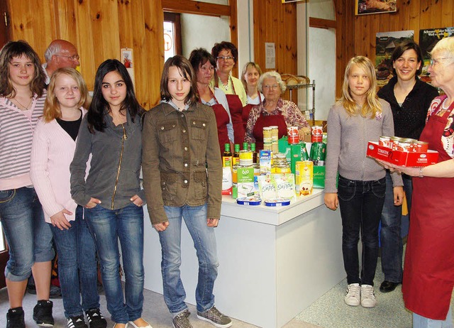 Soziales Engagement: Fnf Siebtklssle... in Bonndorf mit Lebensmittelspenden.   | Foto: Juliane Khnemund