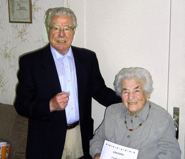 Bernhard Leicher mit der 95-jhrigen I...ahren dem VdK Grafenhausen angehrt.    | Foto: Rudi Rest