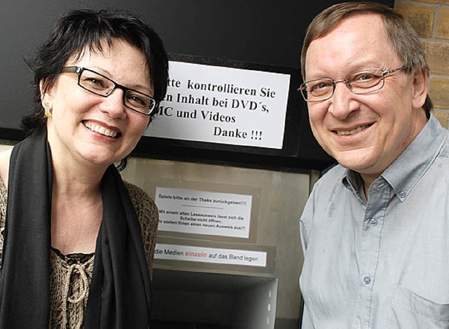 Sibylle Reiff-Michalik und Ralf Eiserm...r dem neuen Selbstverbuchungsterminal   | Foto: Gertrude Siefke