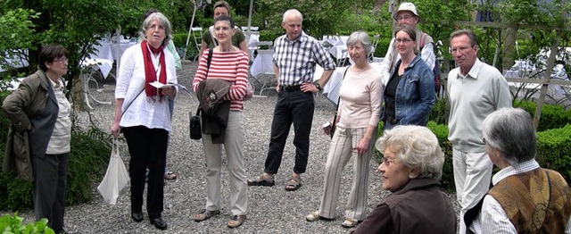 Stadtfhrerin Sylvia Kerner (zweite vo...er durch alte   Haltinger Gasthuser.   | Foto: Werner