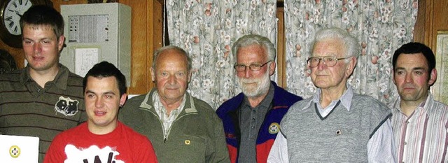 Fr langjhrige Mitgliedschaft ehrte d...n und   Erwin Schelshorn (von links).   | Foto: Viktor Nitschmann