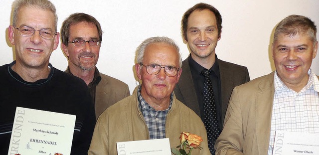 Geehrte und Ehrende (von links): Matth..., Werner Oberle (goldene Ehrennadel).   | Foto: Andreas Braun