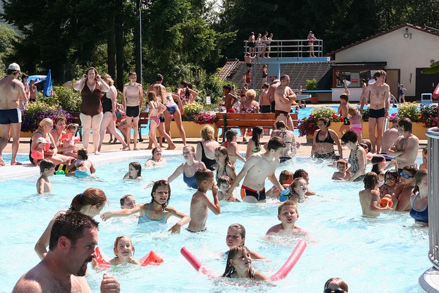 Gut besucht &#8211; so wnscht man sich   das Freibad.   | Foto: RAAB