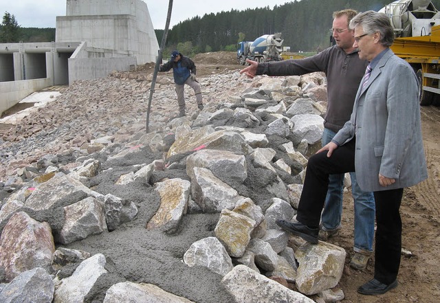 Ortsvorsteher Reinhard Mller (rechts)...undene Umleitung fr den Autoverkehr.   | Foto: Neubser