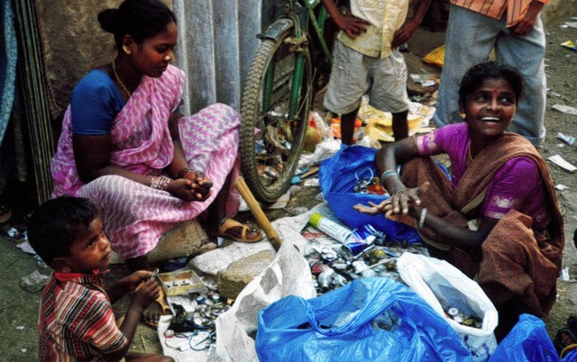 Viele Frauen im Slum von Malwani verdienen ein bisschen Geld mit Mllsortieren.   | Foto: WOLTER