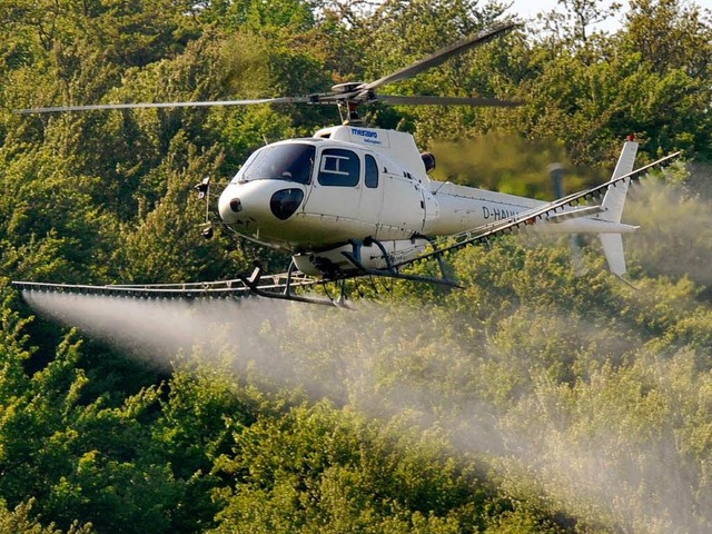 Mit diesem Helikopter werden die Maikfer bekmpft.  | Foto: dpa