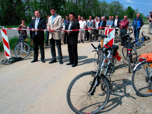 Heinz-Georg Haid, Christoph Hoffmann u...Lrrachgeben den Radweg  wieder frei.   | Foto: Jutta Schtz