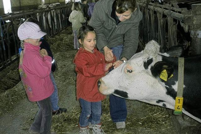 Bilder des Tages: Kuh und Kinder