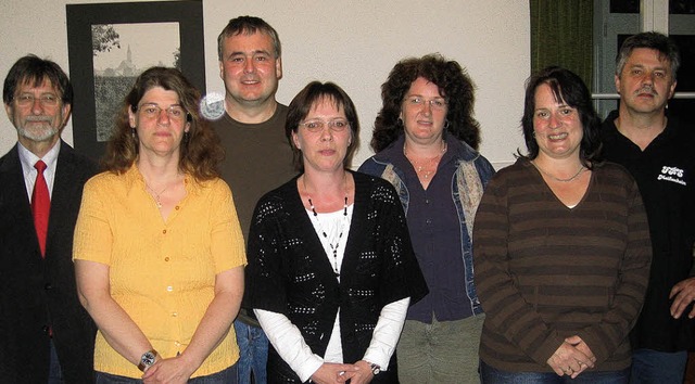 Die neu gewhlte Vorsitzende Karin Rheinberger (Mitte) mit ihrem neuen Team  | Foto: BZ
