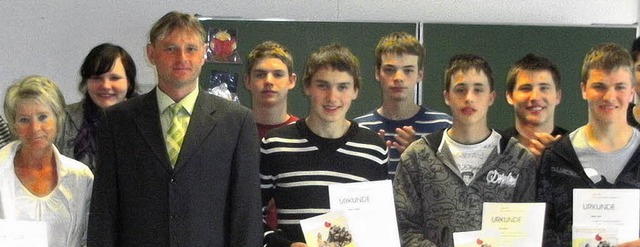 Die Preistrger (vorne von links mit U...slinger, Lukas Jger und Simon Jger.   | Foto: Schule