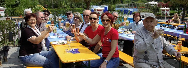 Wanderer  und Vereinsmitglieder lieen...erstmals fr die Mitglieder geffnet.   | Foto: Wolfgang Beck