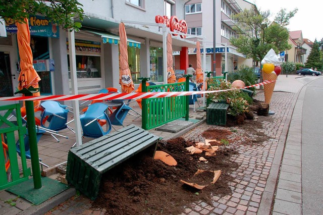 Junge Mnner haben in der Nacht auf Do... eine gefhrliche Straensperre gebaut  | Foto: Frank Kiefer