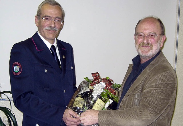 Mit kleinen Gaben dankte Brgermeister...eiwilligen Feuerwehr Breitnau war.      | Foto: Dieter Maurer