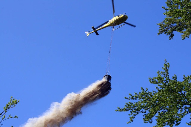 Gesteinsmehl wurde von Hubschrauber aus auf den Waldboden gebracht.   | Foto: Silvia Faller