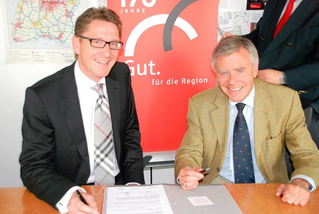 Sparkassenvorstand Rainer Liebenow und...hammer bei der Vertragsunterzeichnung.  | Foto: Ralf Staub