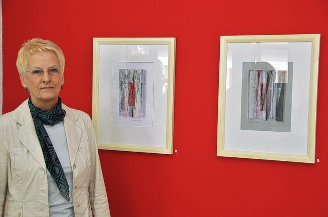 Gisela Bury aus Ihringen stellt zurzei...usstellungsraums ganz rot gestrichen.   | Foto: ulrike ehrlacher-drfler