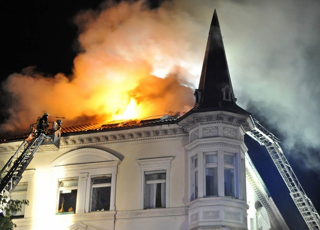 Vllig zerstrt wurde das ausgebaute D...ss der Villa in der Erbprinzenstrae.   | Foto: Michael Bamberger