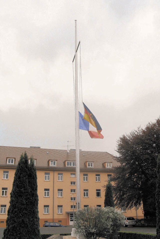 Auf Halbmast: die Flaggen in der Donaueschinger Kaserne     | Foto: BZ