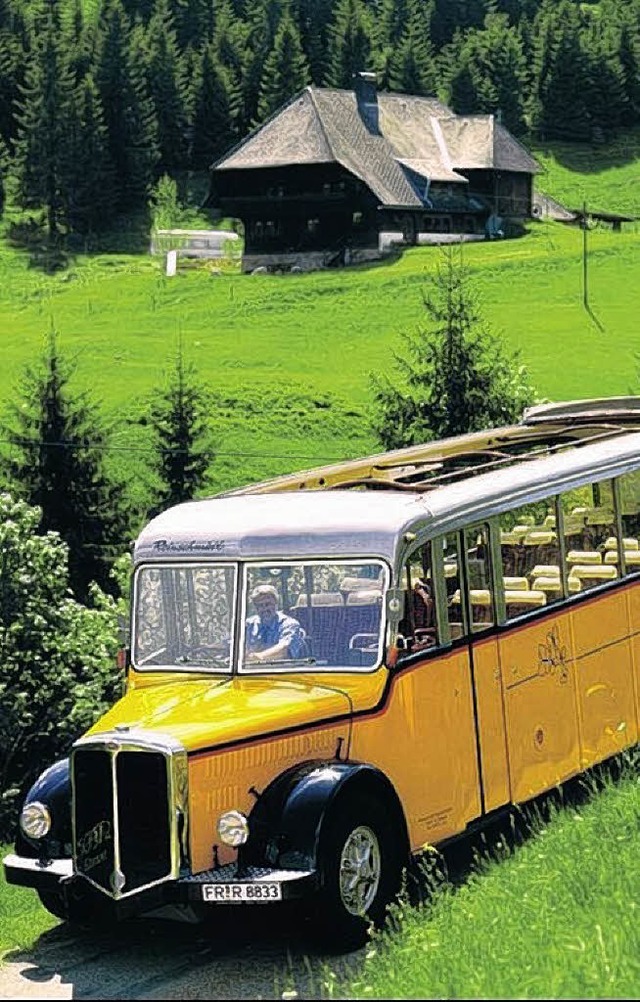 Das Postauto Marke Saurer, Baujahr 1950, fhrt sonntags durch den Kreis.     | Foto: BZ