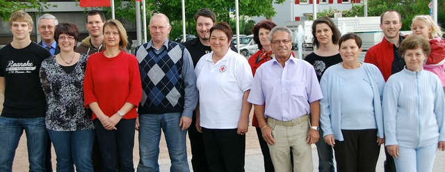 OB Wolfgang Dietz (2. von links) dankte den fleiigen Blutspendern.   | Foto: norbert sedlak