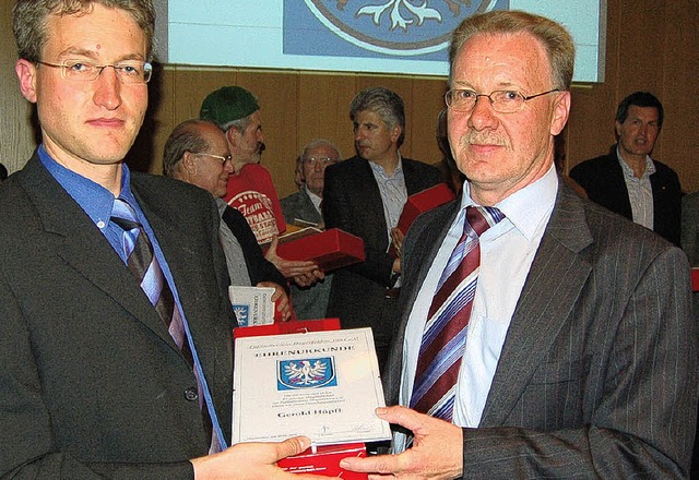 Gerold Hpfl (rechts) war nicht nur de...vertreter Frank Vollmer   gewrdigt .   | Foto: Bernhard Birlin