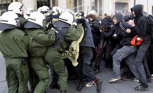 Polizisten versuchen, gewaltttige Demonstranten abzudrngen.  | Foto: ddp