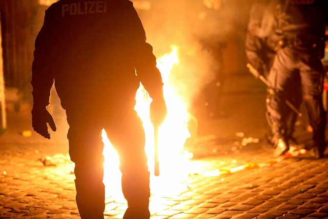Am Abend des 1. Mai kam es im Hamburge...gen zwischen Polizei und Randalierern.  | Foto: dpa