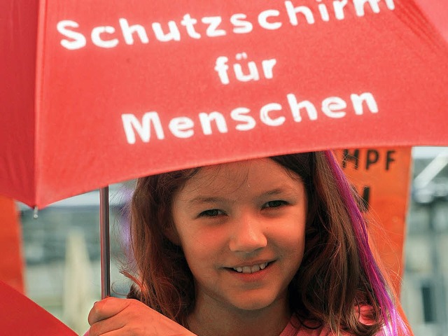 Unter dem &#8222;Schutzschirm fr Mens...dgebung in Bremen recht wohlzufhlen.   | Foto: dpa