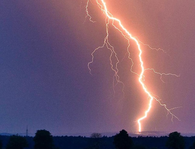 Der Blitz  schlug aus  heiterem Himmel ein. (Archivbild)  | Foto: dpa