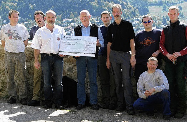 Der Vorsitzende der Burghexen Waldkirc... Scheck) eine Spende von 444,44 Euro.   | Foto: Jrgen Guthier