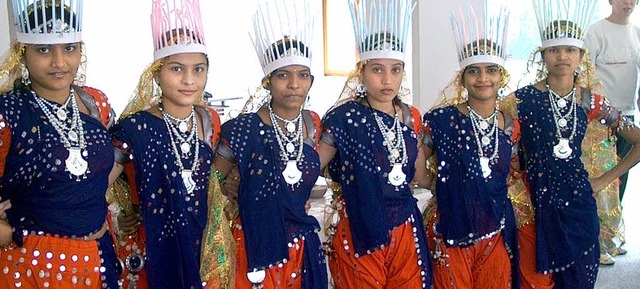 Diese jungen indischen Frauen zeigten ... im Wehrer Weltladen ihre Tnze.        | Foto: hansjrg bader