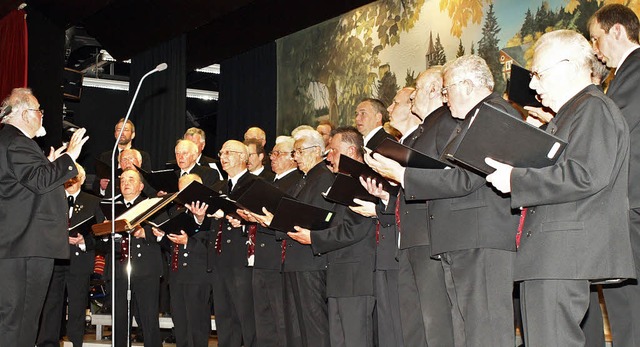 Glnzend: Hans-Jrgen Thammen dirigier... die Chorgemeinschaft Titisee-Jostal.   | Foto: Marion Pfordt